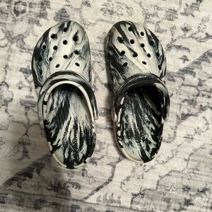 W7 marbled crocs